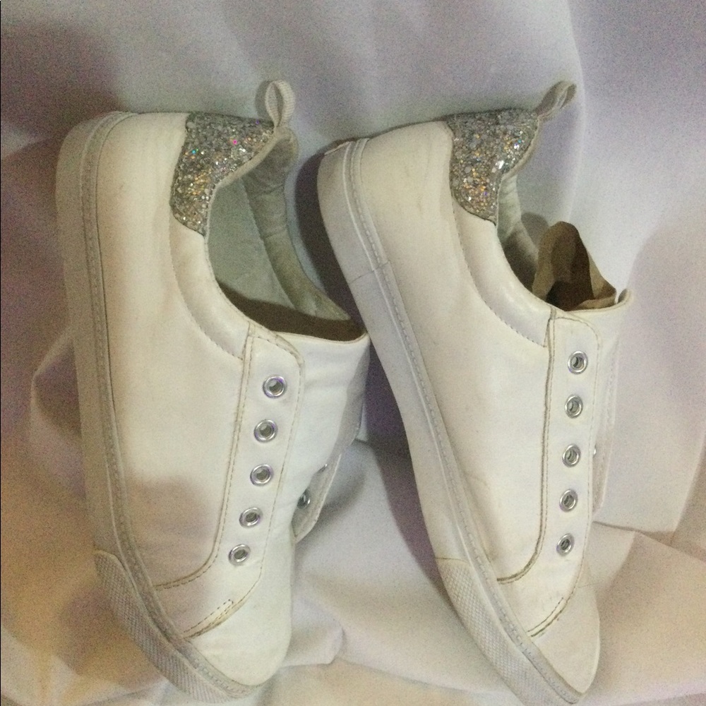 Crazy 8 white leather tennis shoe in size 5